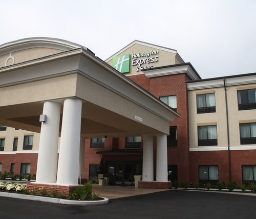 Holiday Inn Express & Suites Fairmont image