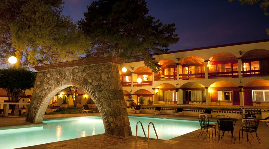 Vista nocturna del Hotel
