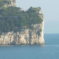 particolare della parete, alta più di 100 metri, con la fenditura detta "della montagna spaccata