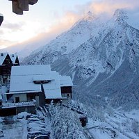 scorcio sotto la neve del villaggio