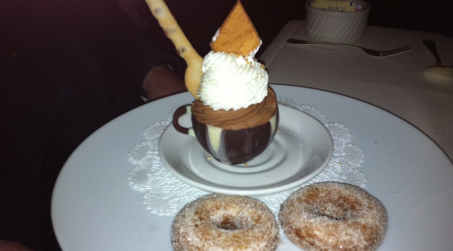 dessert avec tasse en chocolat à manger