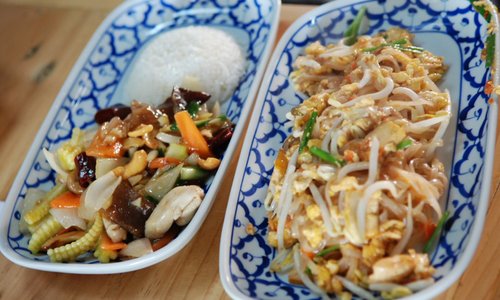 Pad Thai and Chichen with Cashew nuts