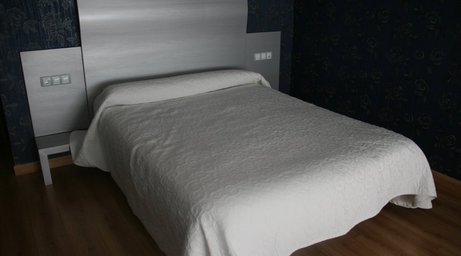 Cama principal habitación triple