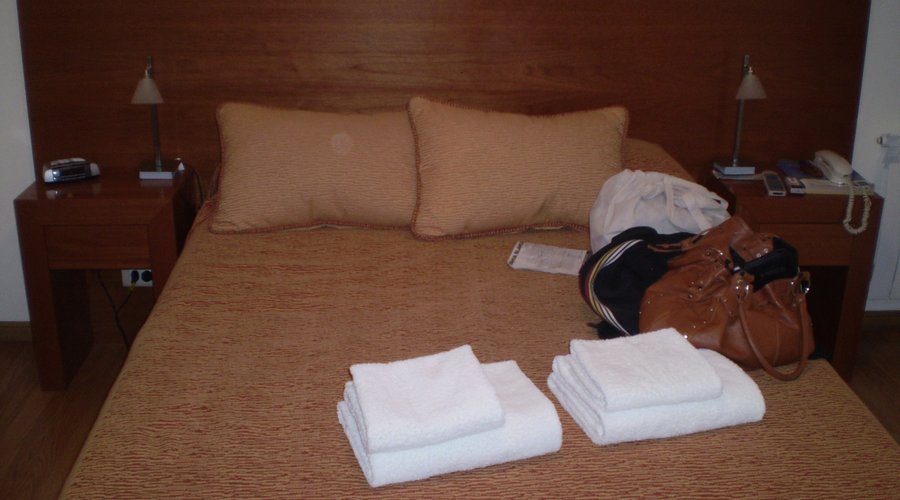 Cama de la habitacion angosta