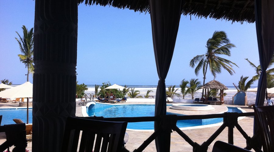 Twiga-vista-piscina-da-sala-pranzo