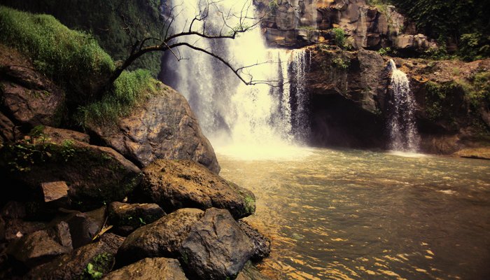 tegenungan waterfall