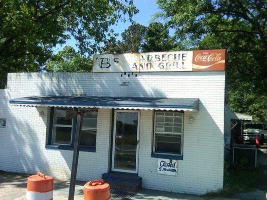 The extremely worn exterior of this BBQ icon