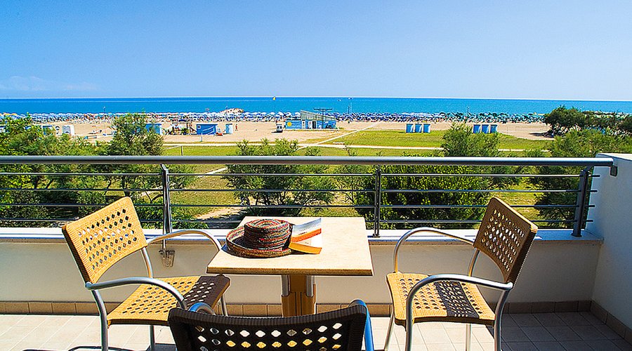posizione fronte mare del resort, con spiaggia privata con lettini e ombrelloni riservata ai nos