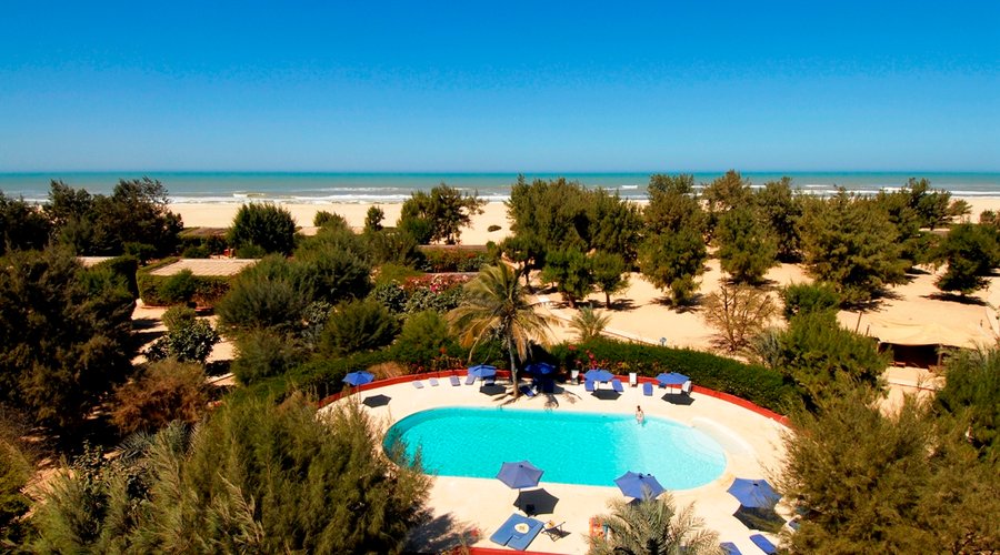 Hôtel Mermoz à St-Louis du Sénégal; la piscine avec la plage de sable fin derrière à 100 mètres.