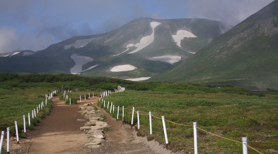 ８月でも残雪の残るお鉢平