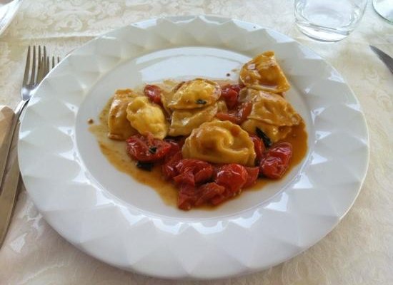 Mezzelune ripiene di gamberi con pendolini scottati e  profumo di basilico