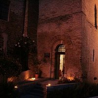 Entrata su Via Sant'Ugo