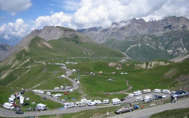 Campings-Caravans am Col du Galibier während Tour de France-Etappe