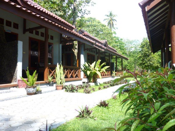 DAMAI BUNGALOWS - Updated 2022 (Krui, Indonesia - Sumatra)