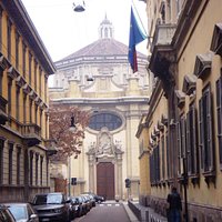 La facciata vista da Via della Passione