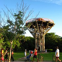 Área de caminhada externa com mirante ao fundo