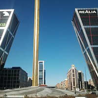 puerta de europa y el horrible obelisco de calatrava