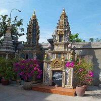 Amazing little stupas inside Wat Langka