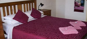 Auburn Shiraz Motel in Auburn, image may contain: Furniture, Bed