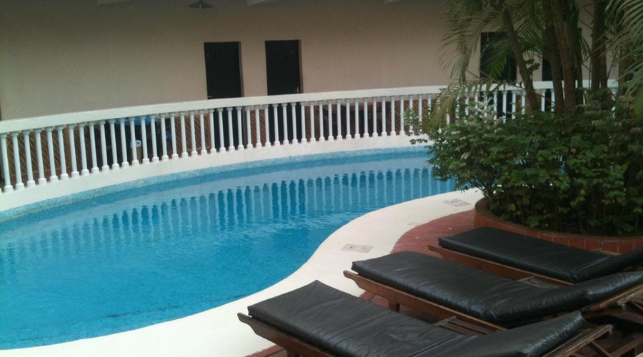 Petite piscine mais assez propre : très agréable par temps chaud !
