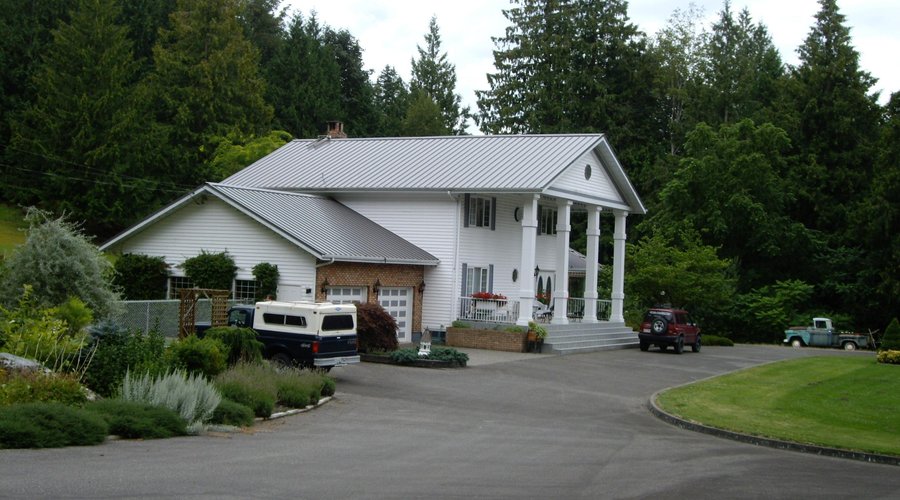 The dramatic entry down the driveway