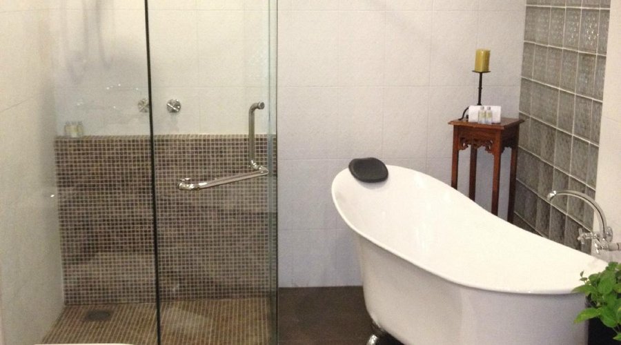 Fantastic shower or watch TV in the Bath