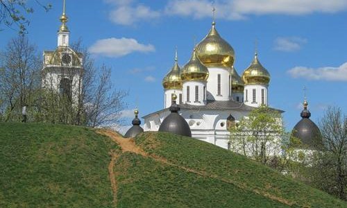 Земляной вал 12 века и Успенский собор 16 века