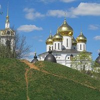 Земляной вал 12 века и Успенский собор 16 века