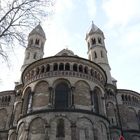 ...und direkt davor - Blick nach oben auf St. Aposteln