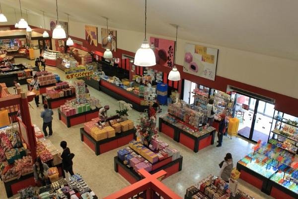 ２階から、１階お土産売り場の様子。