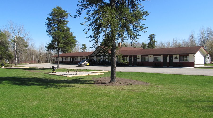 motel with BBQ area's
