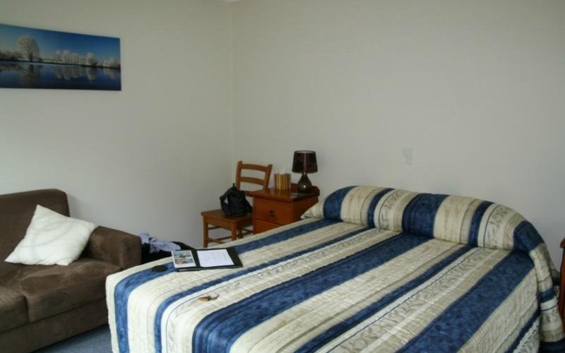 Queen bed room