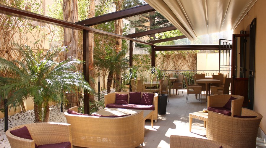 Terrazza colazione con salottino