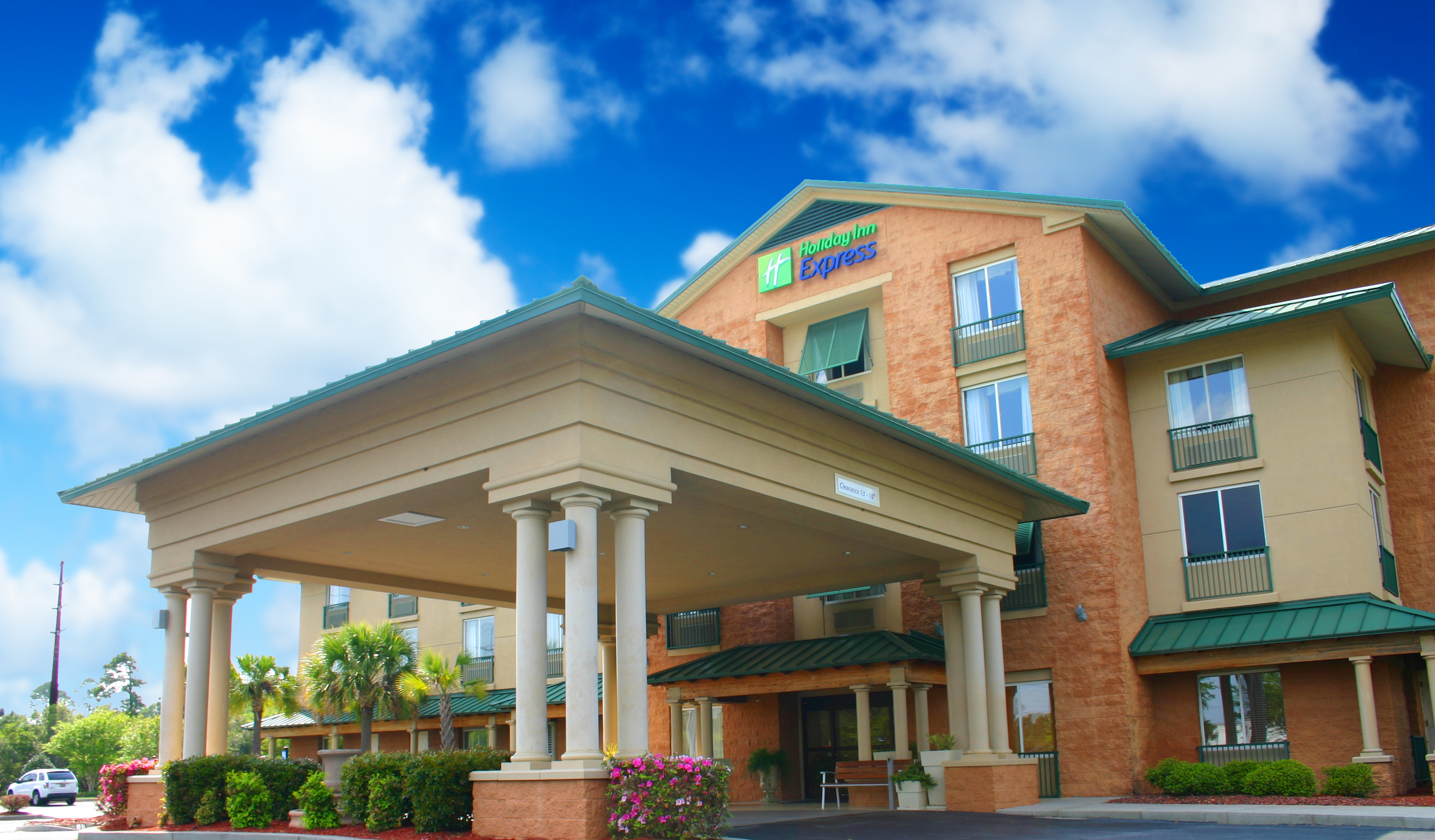 Hotel photo 1 of Holiday Inn Express & Suites Bluffton @ Hilton Head Area, an IHG hotel.