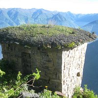 Una de las muchas construcciones, ubicada al borde del abismo