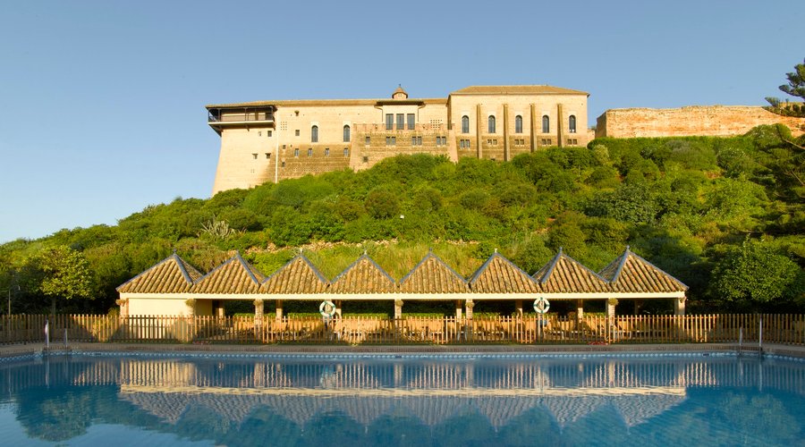 Parador y piscina de temporada