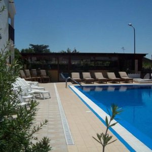 piscina area solarium nello sfondo area colazione