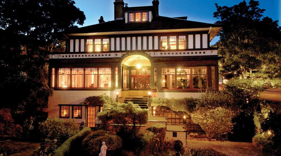 Beaconsfield Inn at dusk