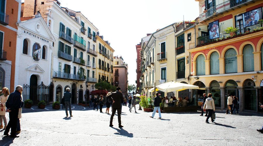 Salerno Centro Bed and Breakfast, the square where we are, the most central point of Salerno!