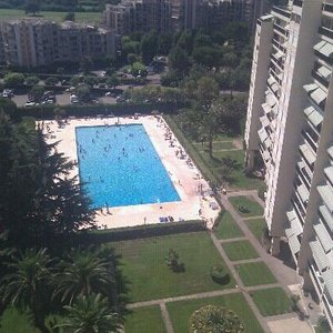 vue du 14 eme sur les jardins et la piscine
