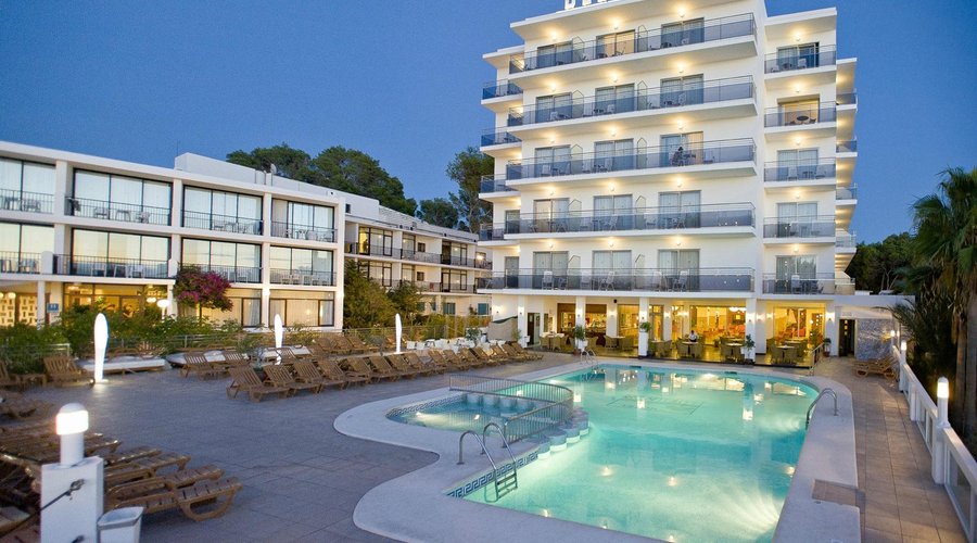 Hotel & swimming pool