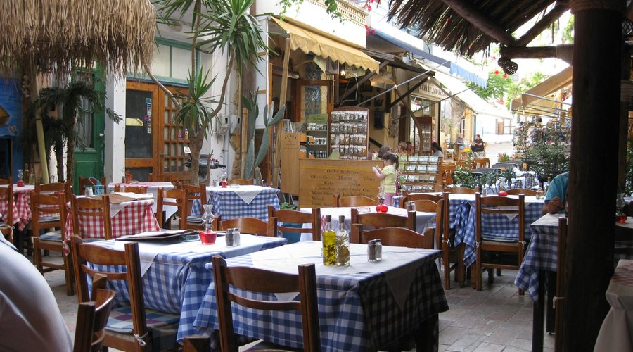 Les tables à l'extérieur
