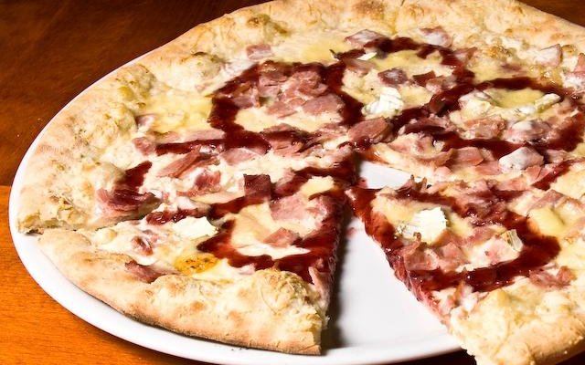 Pizza Tochi - cream, mozzarella, ham, brie cheese, cranberry sauce
