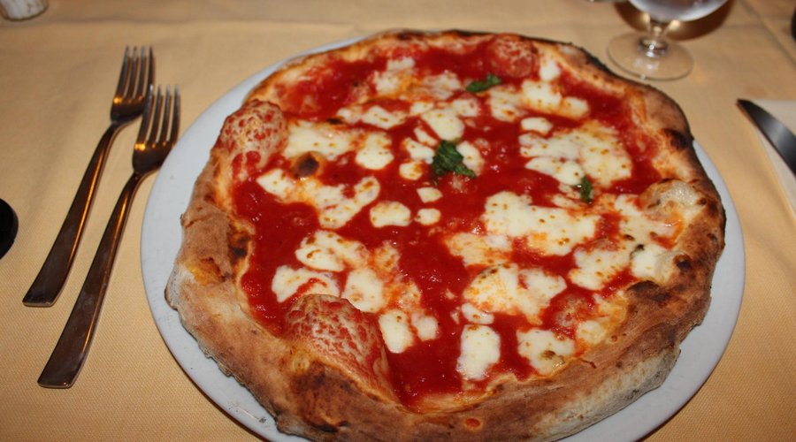 La pizza... OTTIMA!!! fa venire l'acquolina in bocca solo a guardarla...
