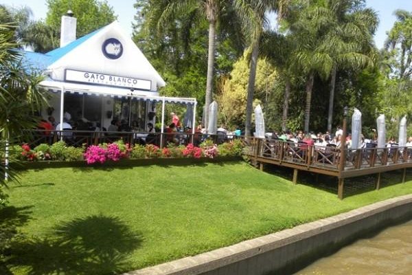 Galería, terraza al río.
