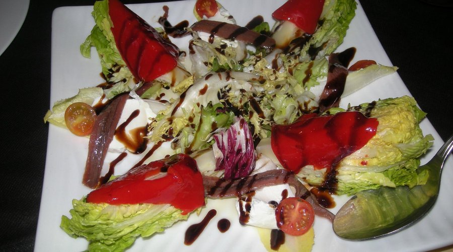 Ensalada especial de la casa (9,75€)