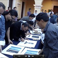Ceremonia de firma de grabados. Proyecto de Residencias Artísticas en el Taller del Museo Posada