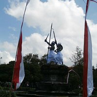Puputan statue