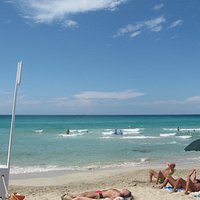 baia verde al confine tra spiaggia attrezzata e libera