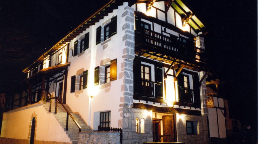 Fachada nocturna
